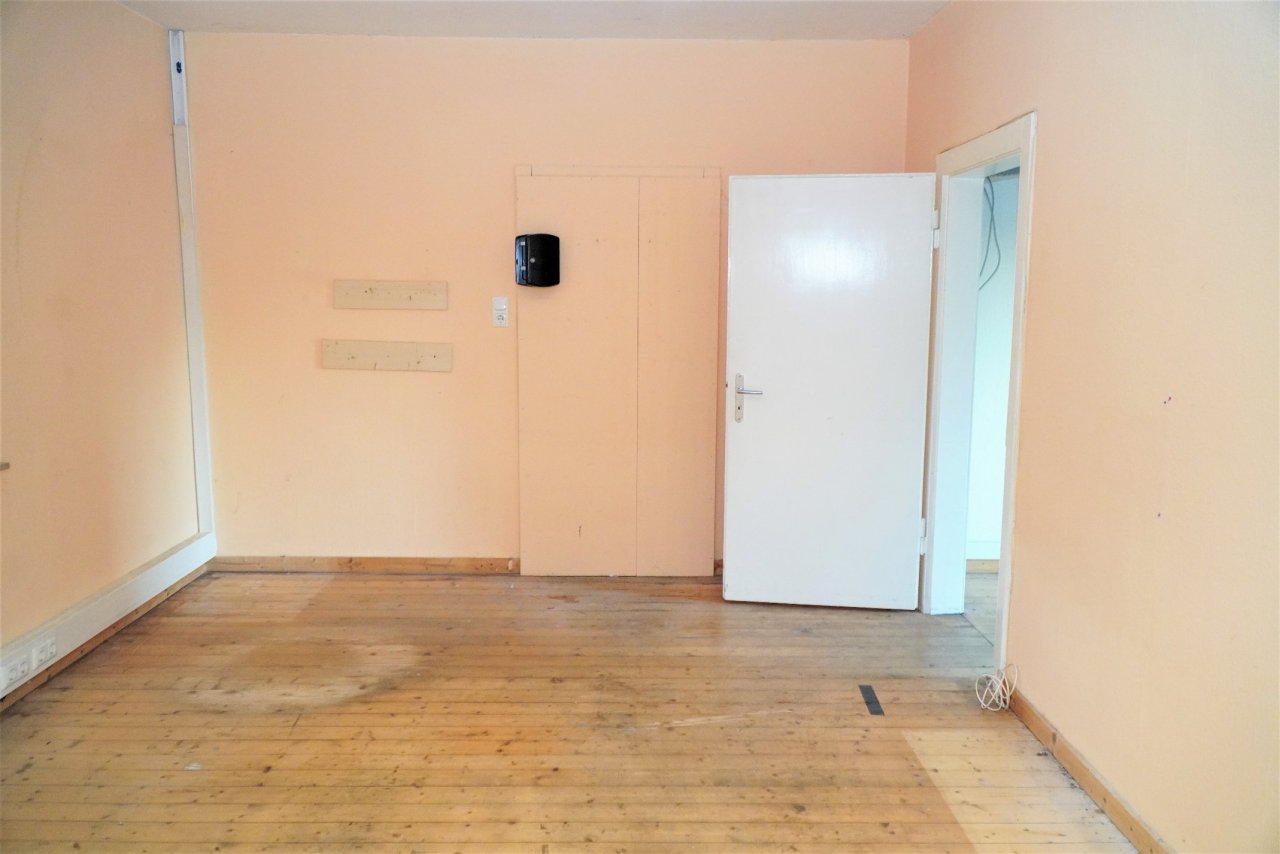 Einfamilienhaus mit Lagerfläche - Ideal für Handwerksbetriebe - Bezugsfrei!!