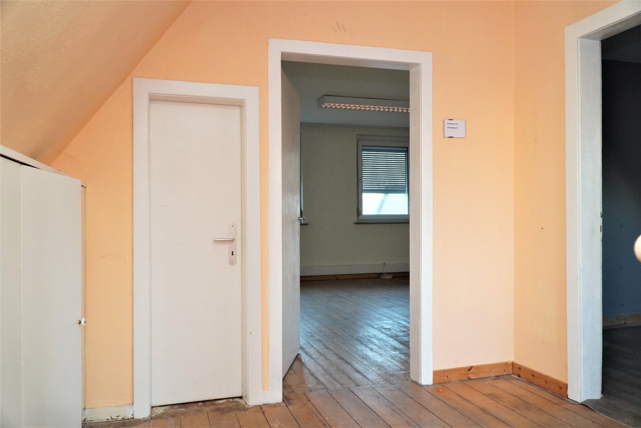 Einfamilienhaus mit Lagerfläche - Ideal für Handwerksbetriebe - Bezugsfrei!!