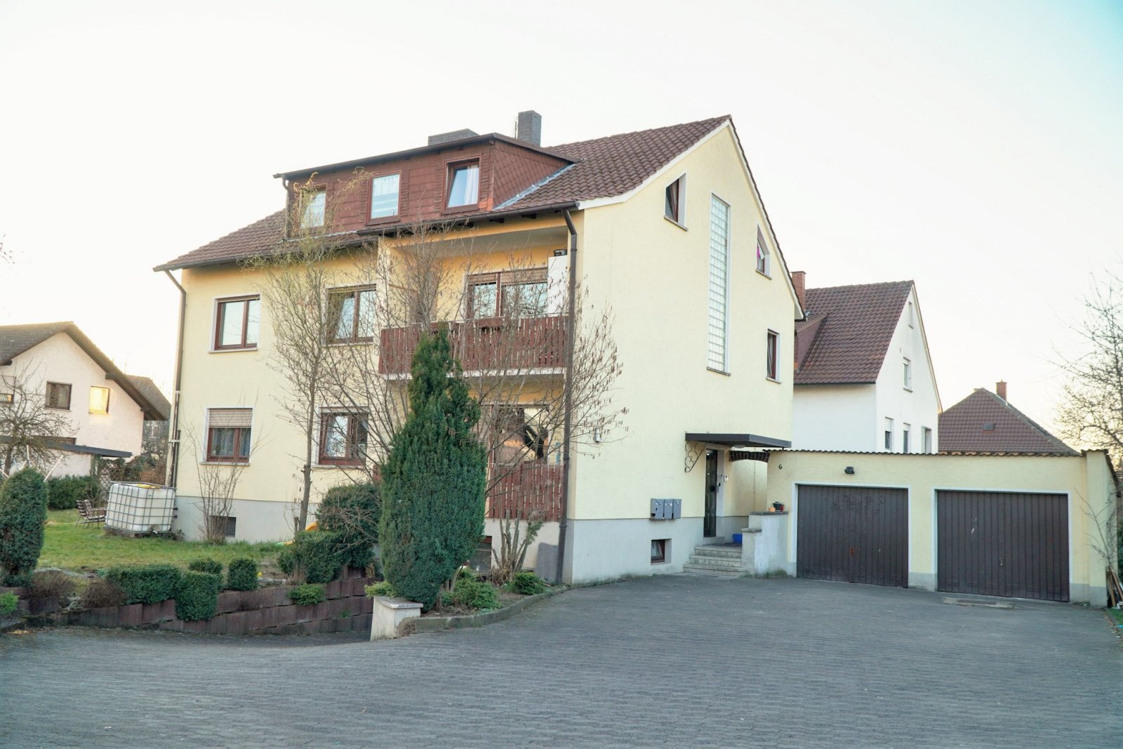 3-Familienhaus auf sehr großem Grundstück in ruhiger Lage  ++ mit Möglichkeit zur Bebauung ++