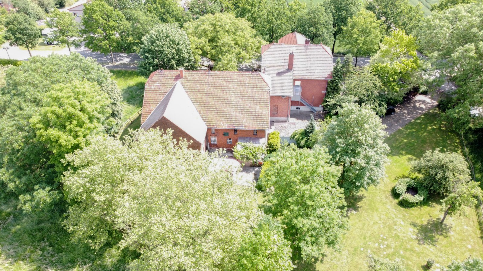 Wunderschönes Herrenhaus mit großer, für die Gastronomie umgebauter Scheune in idyllischer Lage