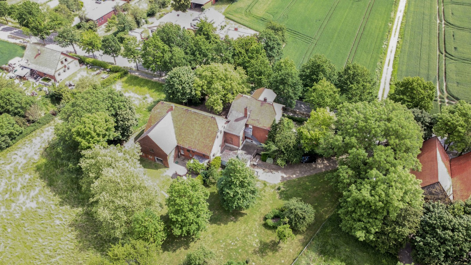 Wunderschönes Herrenhaus mit großer, für die Gastronomie umgebauter Scheune in idyllischer Lage