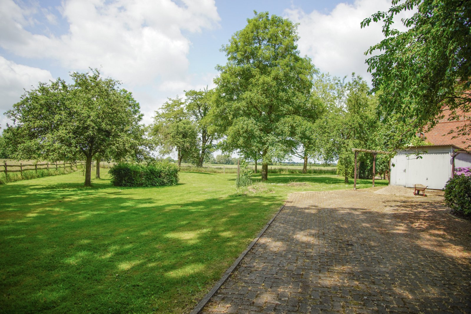Wunderschönes Herrenhaus mit großer, für die Gastronomie umgebauter Scheune in idyllischer Lage