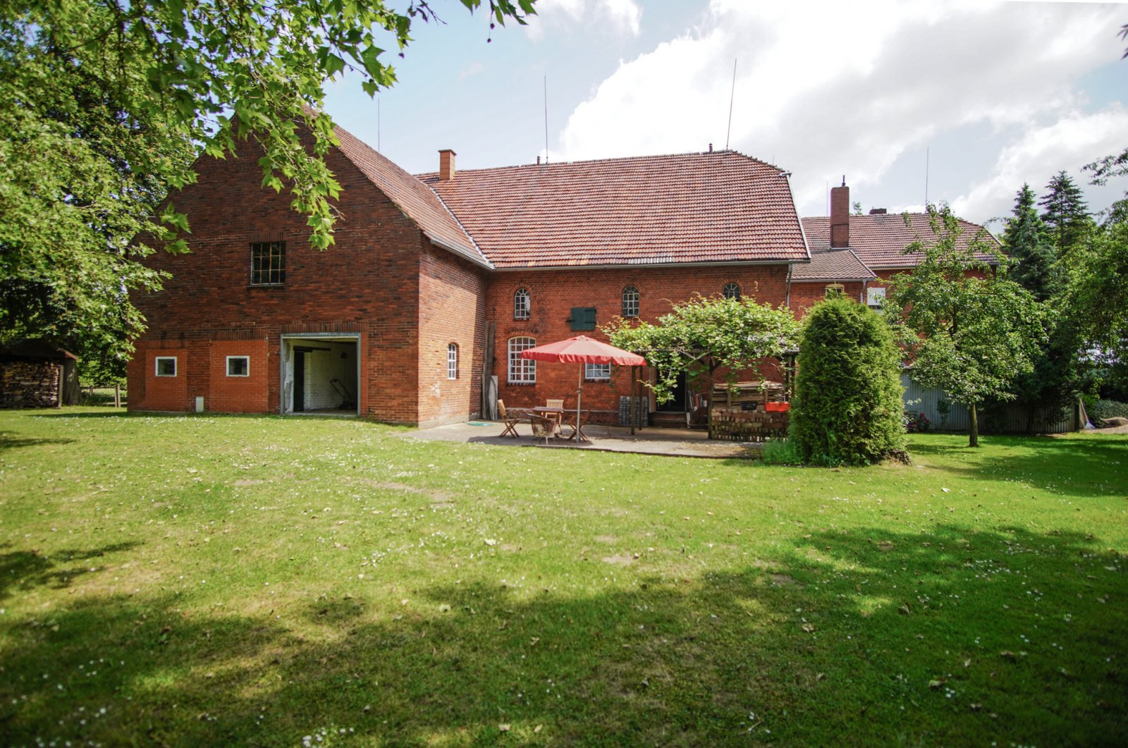 Wunderschönes Herrenhaus mit großer, für die Gastronomie umgebauter Scheune in idyllischer Lage