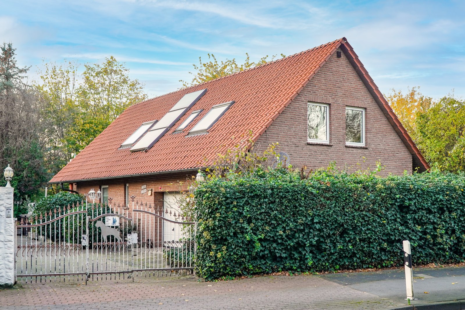 Gemütliches Einfamilienhaus mit Kamin, Doppelgarage und Erweiterungspotenzial