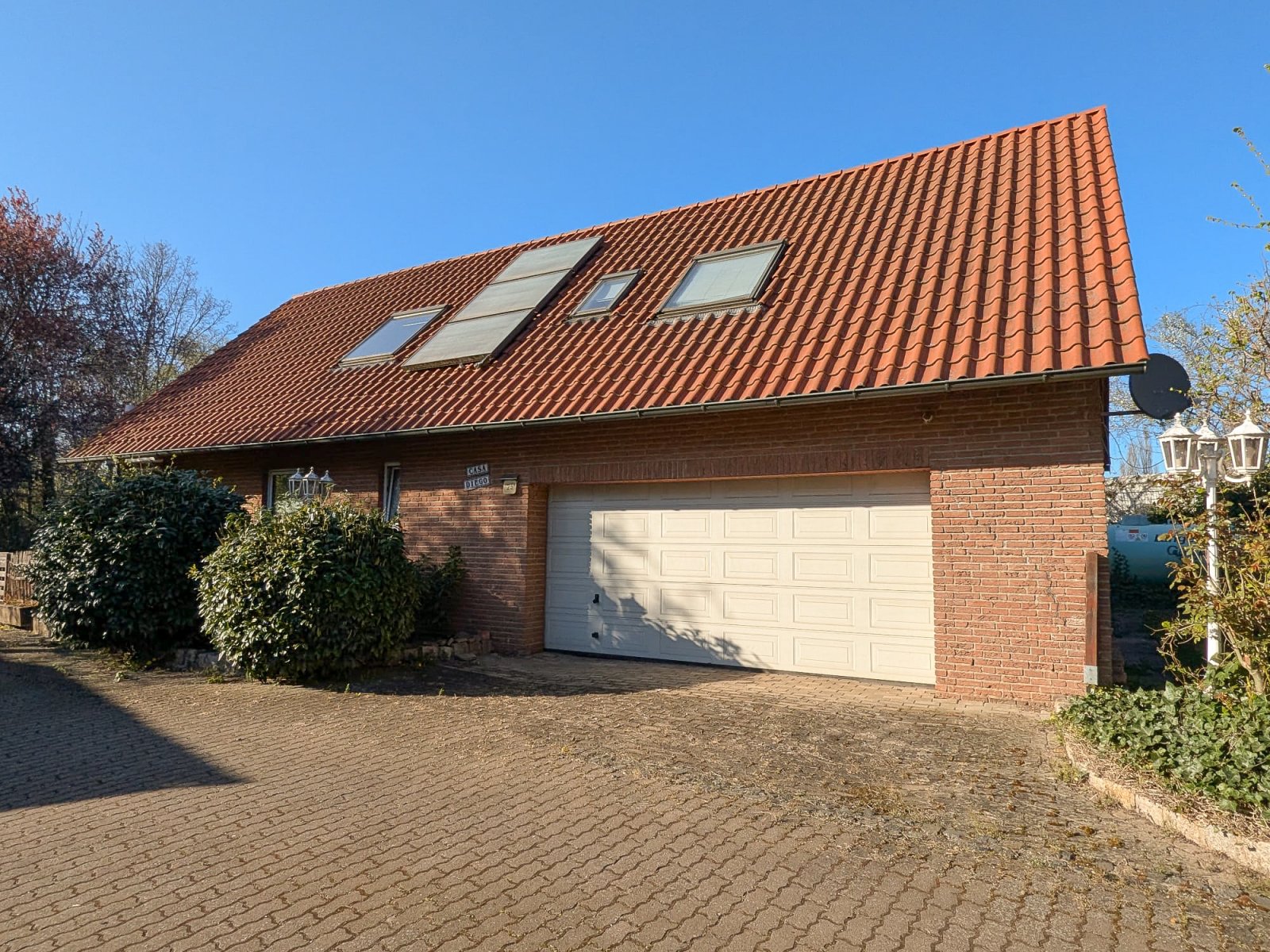 Gemütliches Einfamilienhaus mit Kamin, Doppelgarage und Erweiterungspotenzial