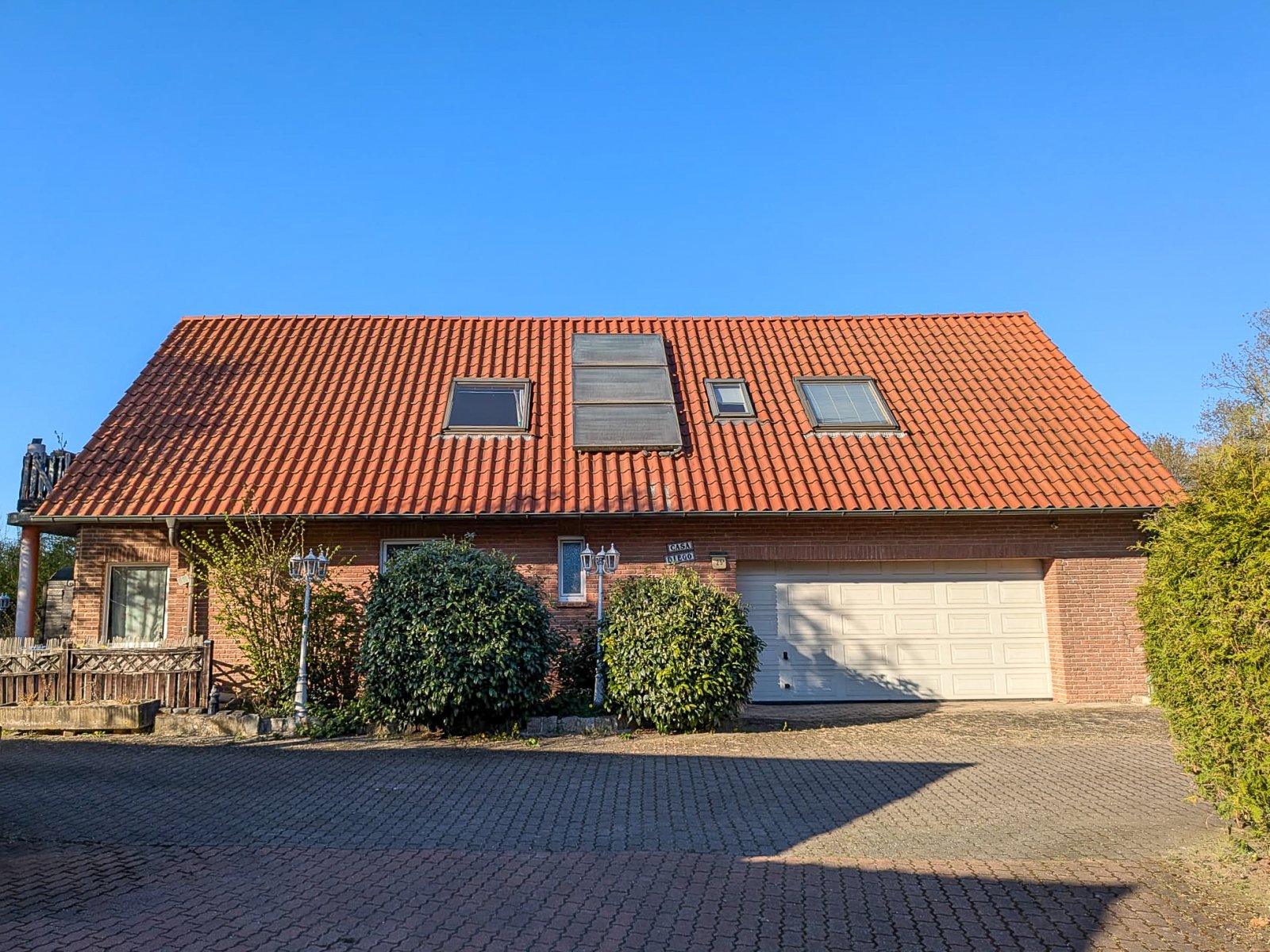 Gemütliches Einfamilienhaus mit Kamin, Doppelgarage und Erweiterungspotenzial