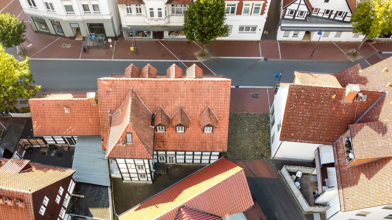 Top-Investment in Citylage – MFH mit Gewerbe in Massivbauweise mit attraktiver Fachwerkverblendung