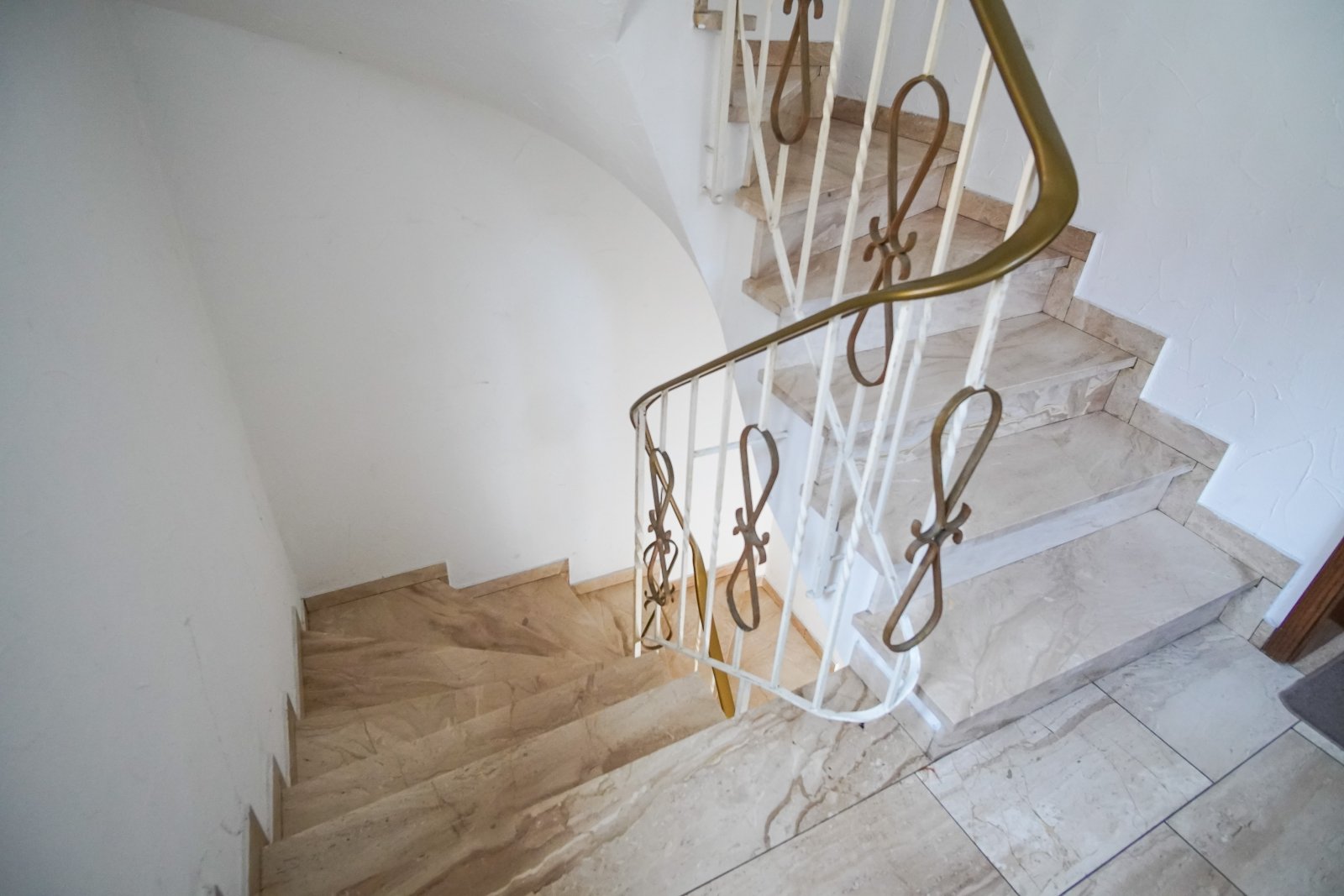 Top-Investment in Citylage – MFH mit Gewerbe in Massivbauweise mit attraktiver Fachwerkverblendung