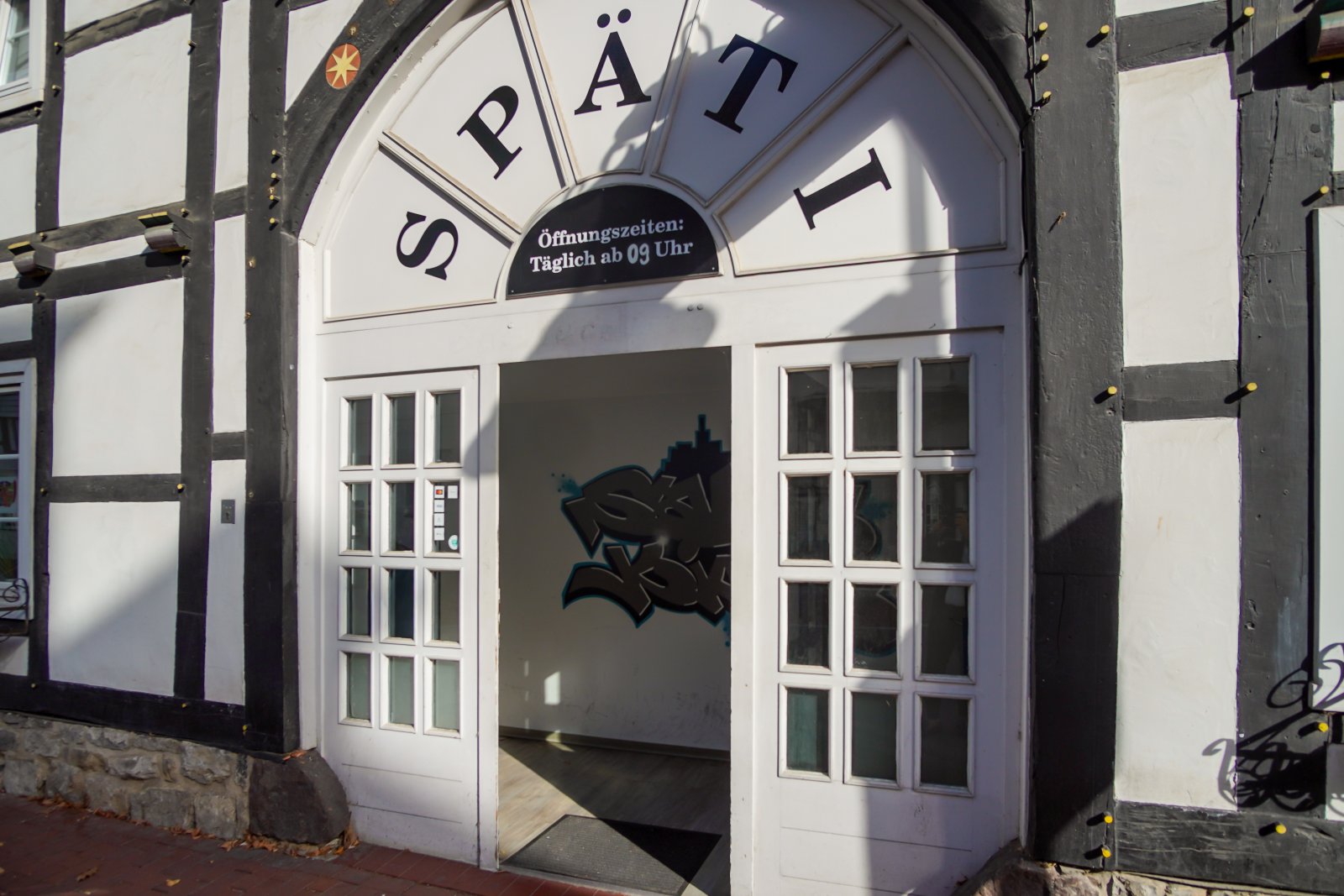 Top-Investment in Citylage – MFH mit Gewerbe in Massivbauweise mit attraktiver Fachwerkverblendung