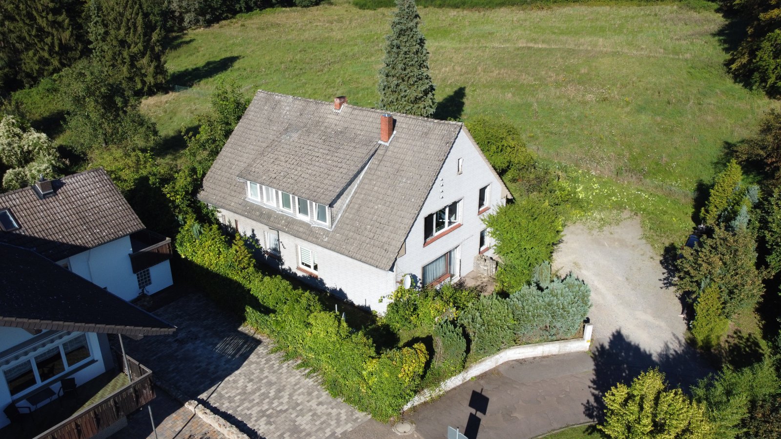 Idylle pur! Ruhiges Zweifamilienhaus in naturschöner Umgebung