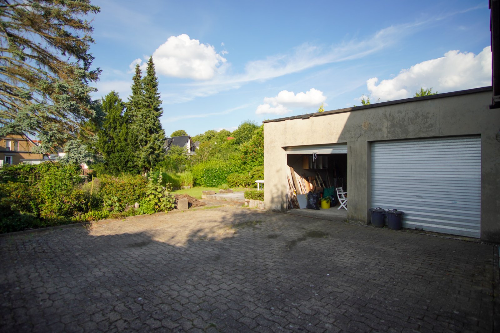 Attraktives Mehrfamilienwohnhaus mit zentralem Standort und weitläufigem Garten