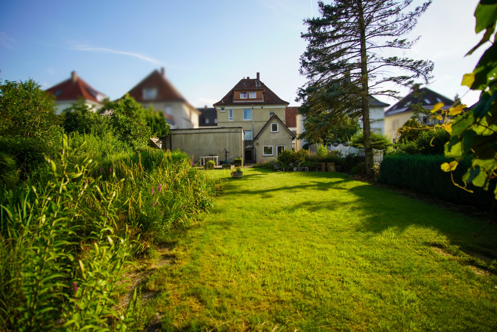 Attraktives Mehrfamilienwohnhaus mit zentralem Standort und weitläufigem Garten