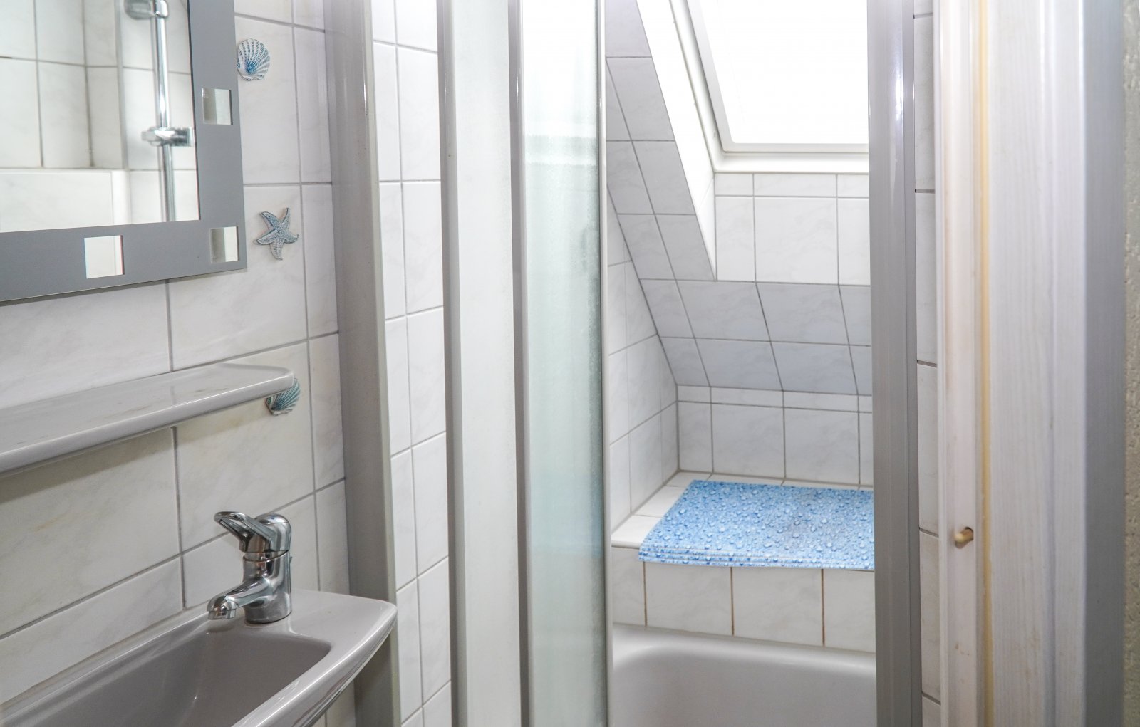 Attraktives Mehrfamilienwohnhaus mit zentralem Standort und weitläufigem Garten