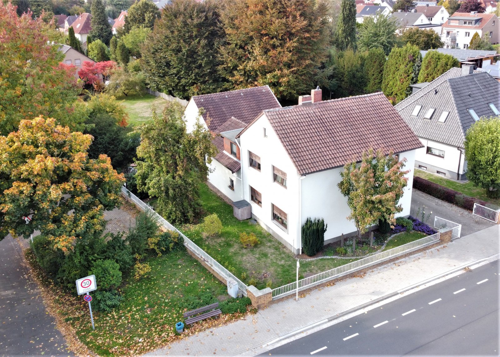 Großfamilien aufgepasst! Zweigeschossiges 1-2 Familienhaus mit Ausbaureserve in zentraler Lage