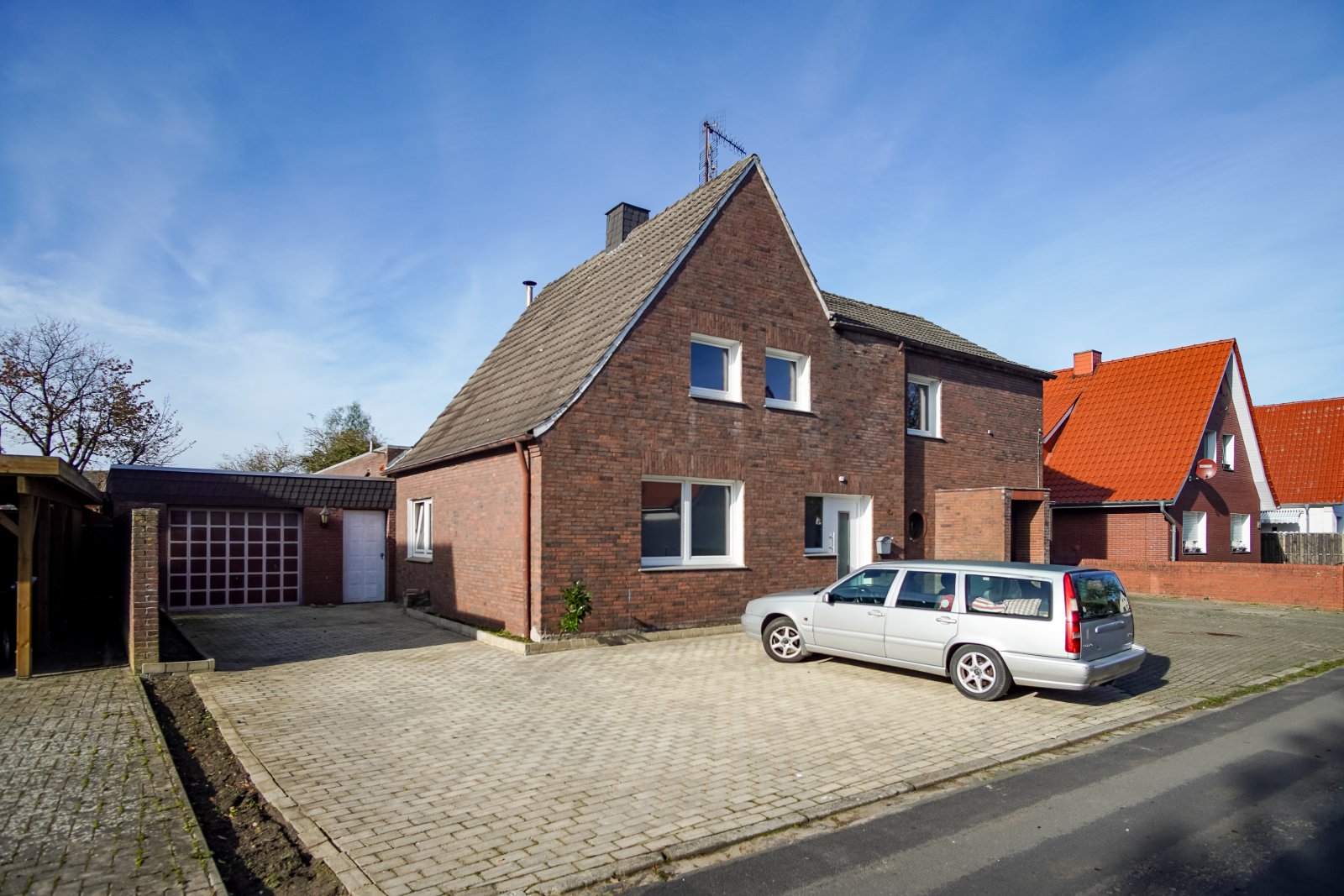 Großzügiges Wohnhaus mit zwei Einheiten und ehemaliger Gaststätte in ruhiger Lage