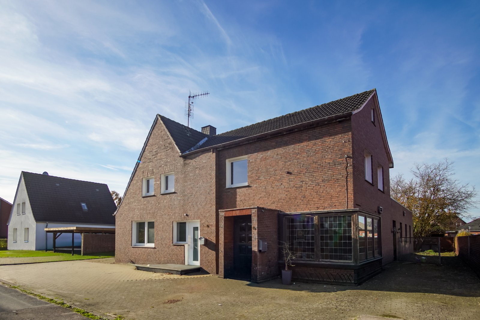 Großzügiges Wohnhaus mit zwei Einheiten und ehemaliger Gaststätte in ruhiger Lage