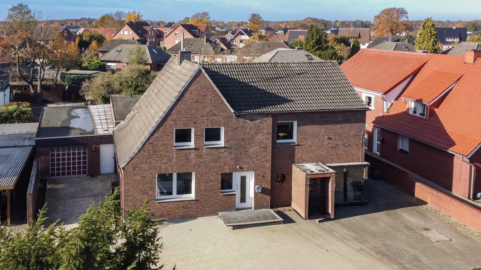 Großzügiges Wohnhaus mit zwei Einheiten und ehemaliger Gaststätte in ruhiger Lage