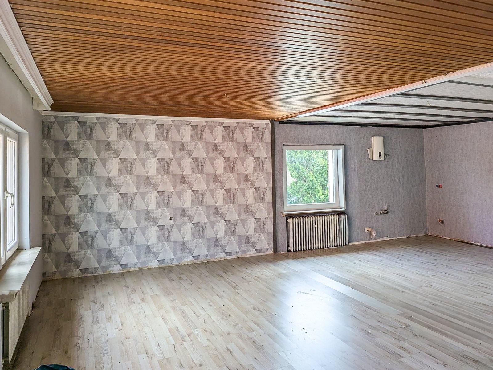 Großzügiges Wohnhaus mit zwei Einheiten und ehemaliger Gaststätte in ruhiger Lage