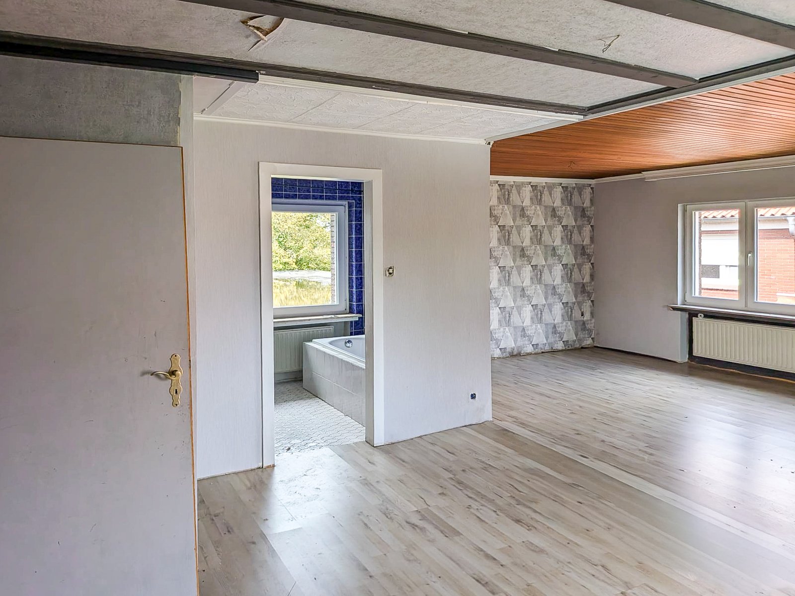 Großzügiges Wohnhaus mit zwei Einheiten und ehemaliger Gaststätte in ruhiger Lage