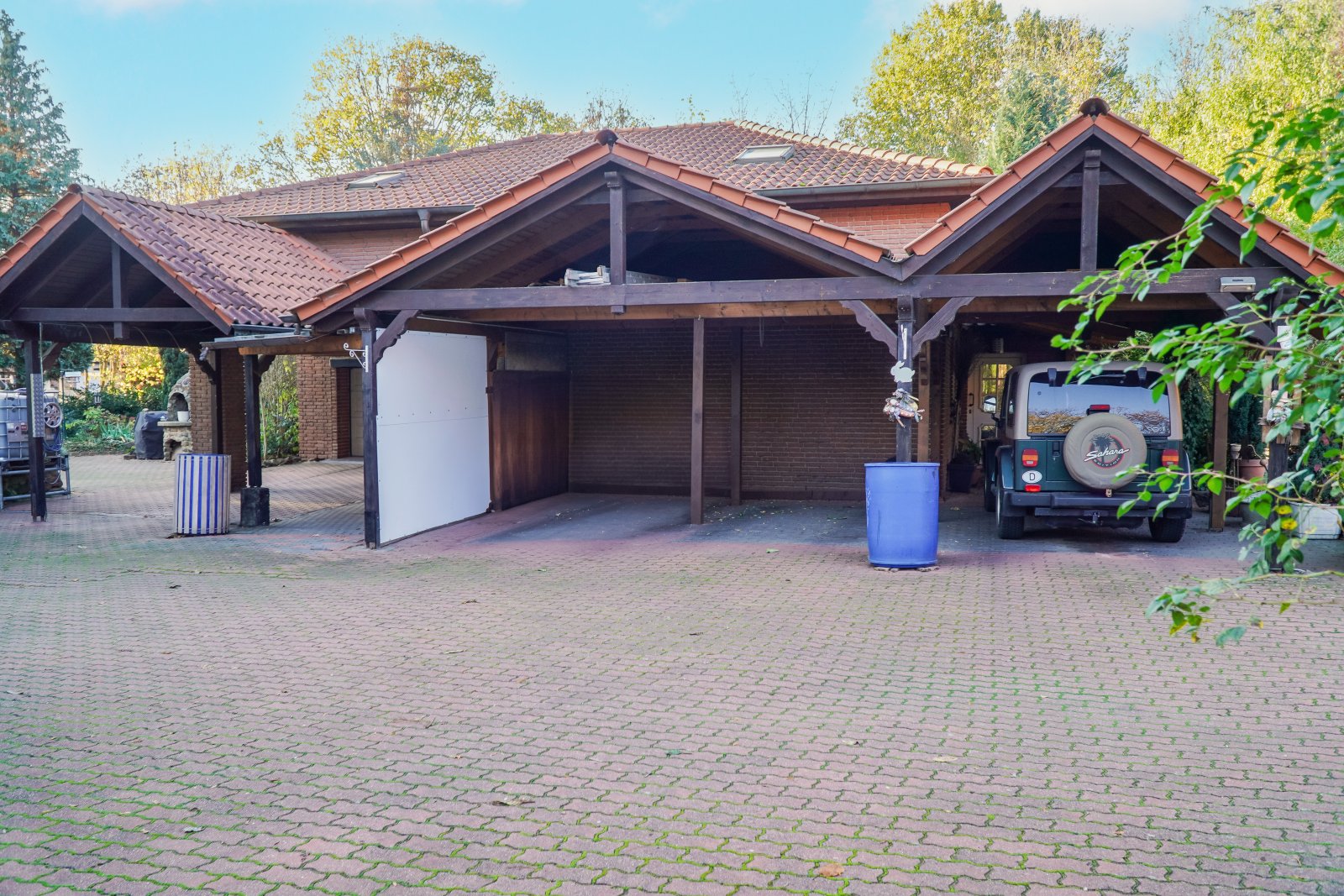 Stilvoller Bungalow mit Charme – Garage, Carport und Pool inklusive