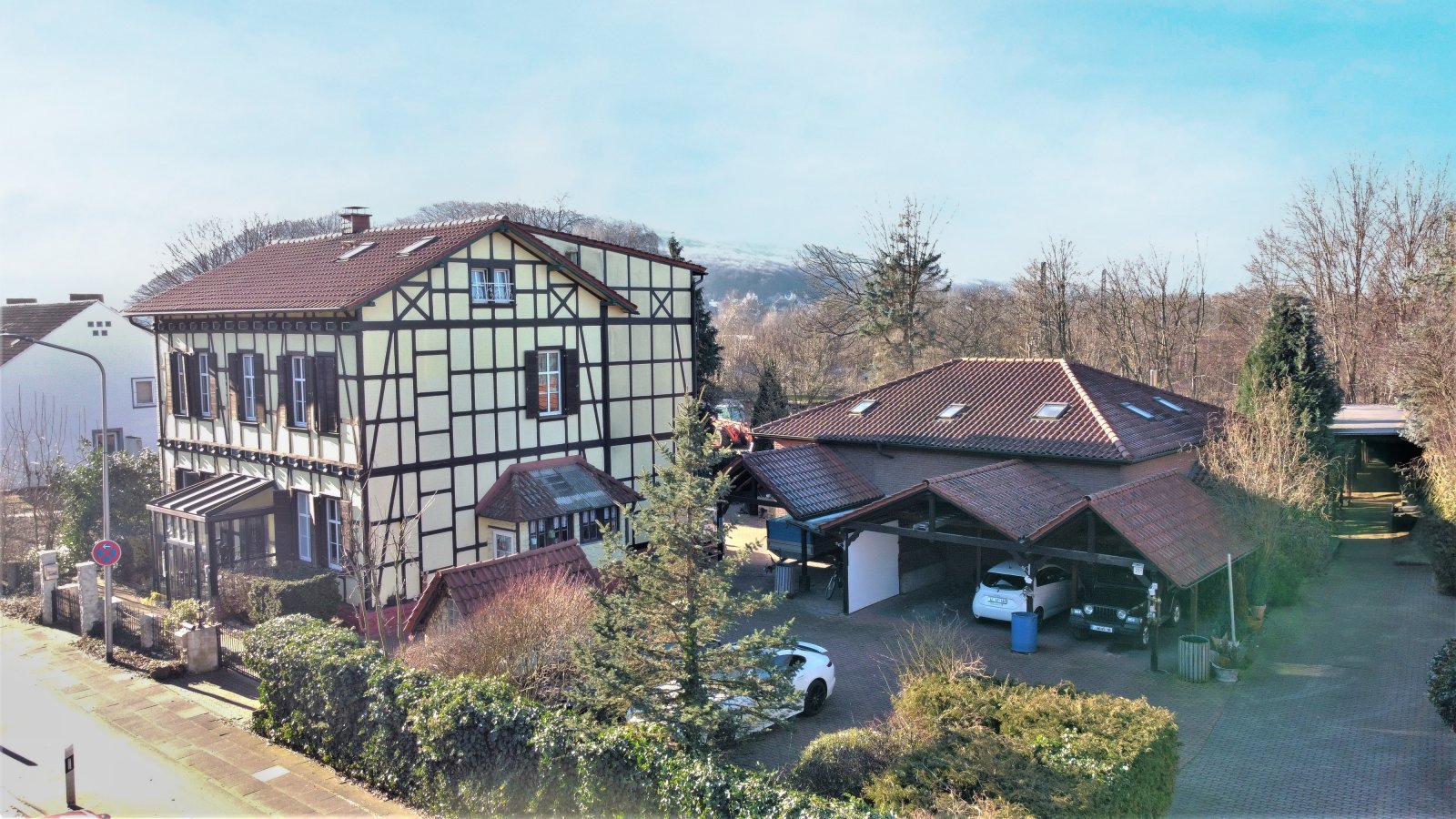 Stilvoller Bungalow mit Charme – Garage, Carport und Pool inklusive