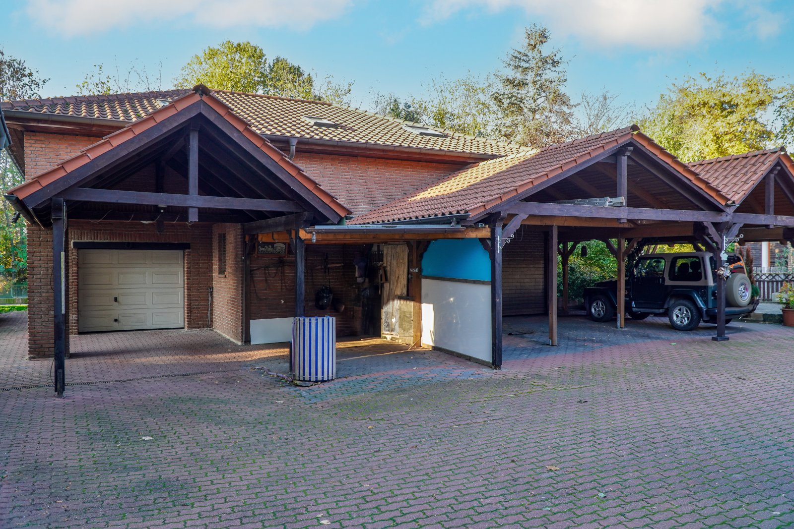 Stilvoller Bungalow mit Charme – Garage, Carport und Pool inklusive