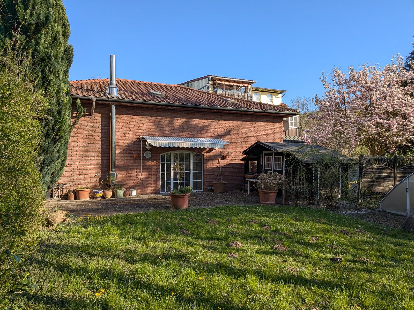 Stilvoller Bungalow mit Charme – Garage, Carport und Pool inklusive