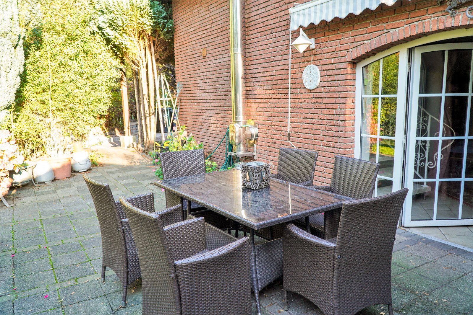 Stilvoller Bungalow mit Charme – Garage, Carport und Pool inklusive