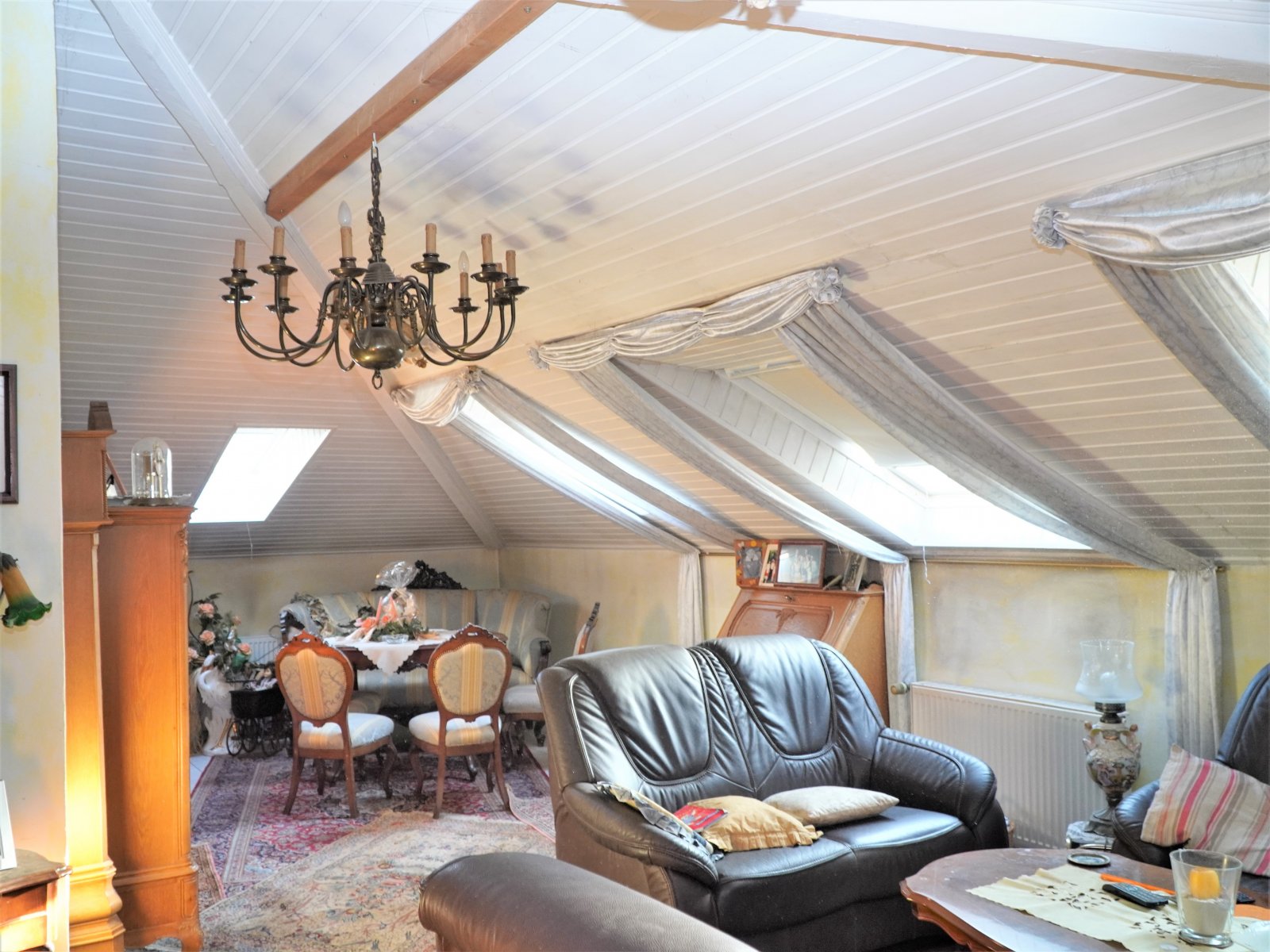 Stilvoller Bungalow mit Charme – Garage, Carport und Pool inklusive
