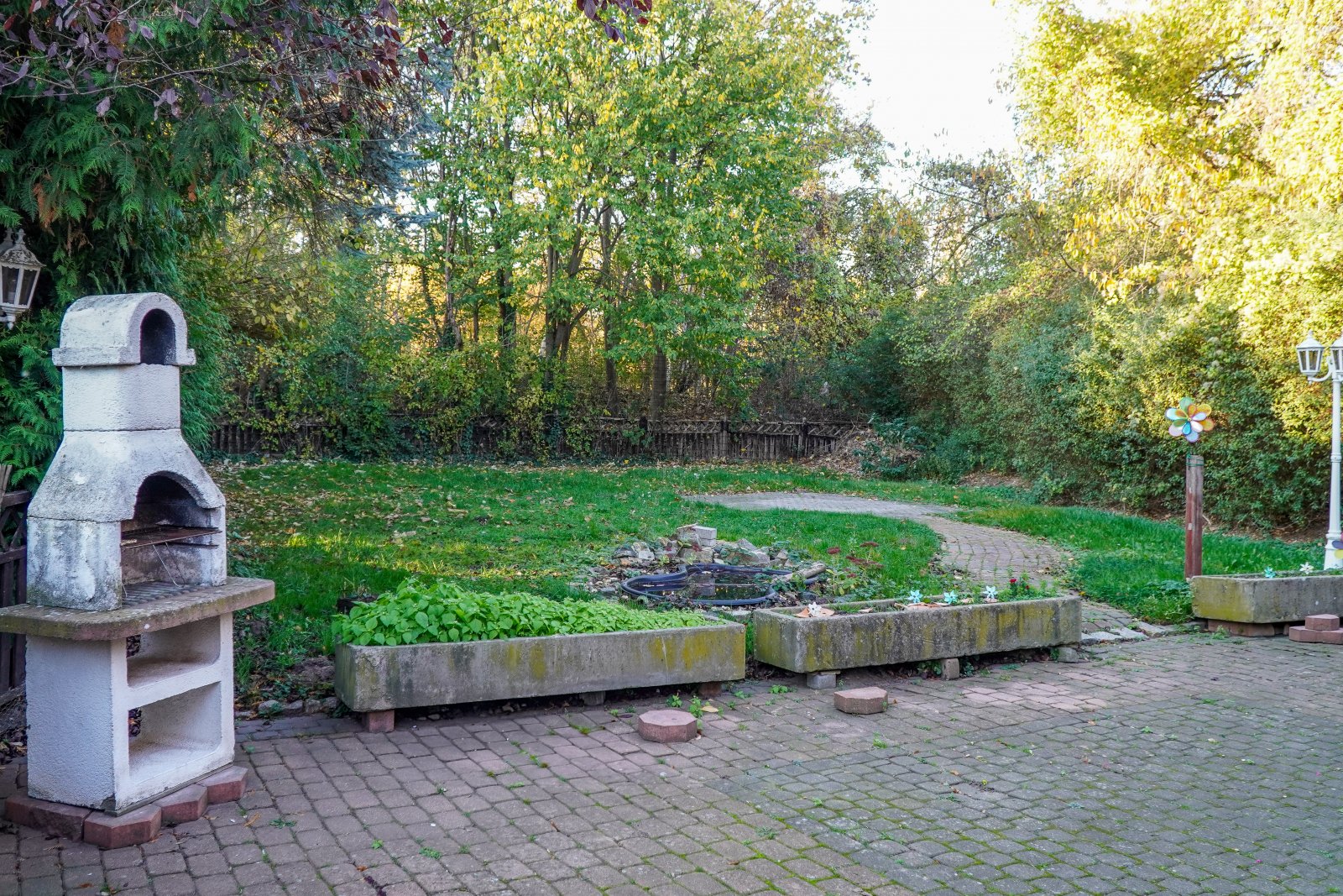 Gemütliches Einfamilienhaus mit Kamin, Doppelgarage und Erweiterungspotenzial