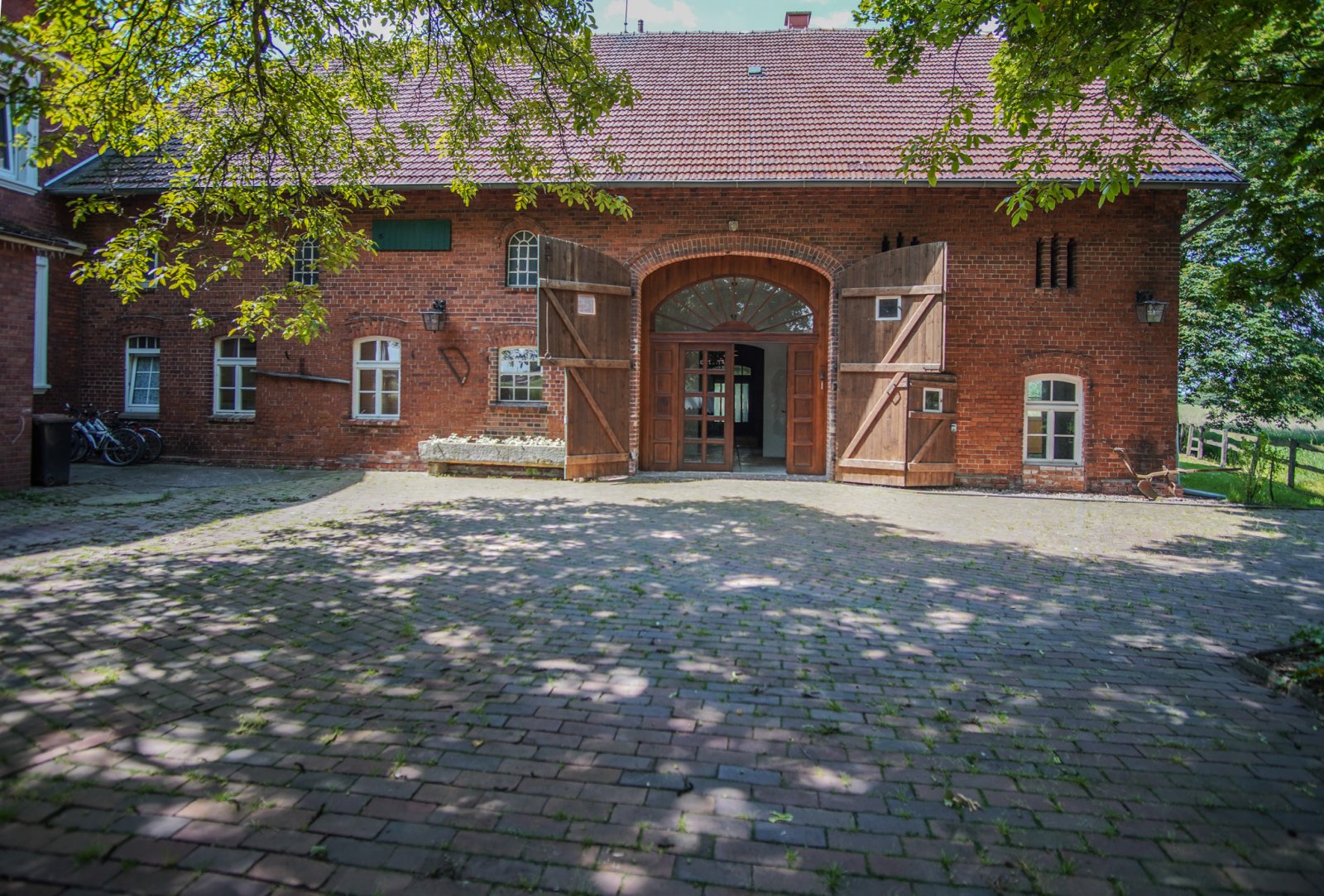 Wunderschönes Herrenhaus mit großer, für die Gastronomie umgebauter Scheune in idyllischer Lage