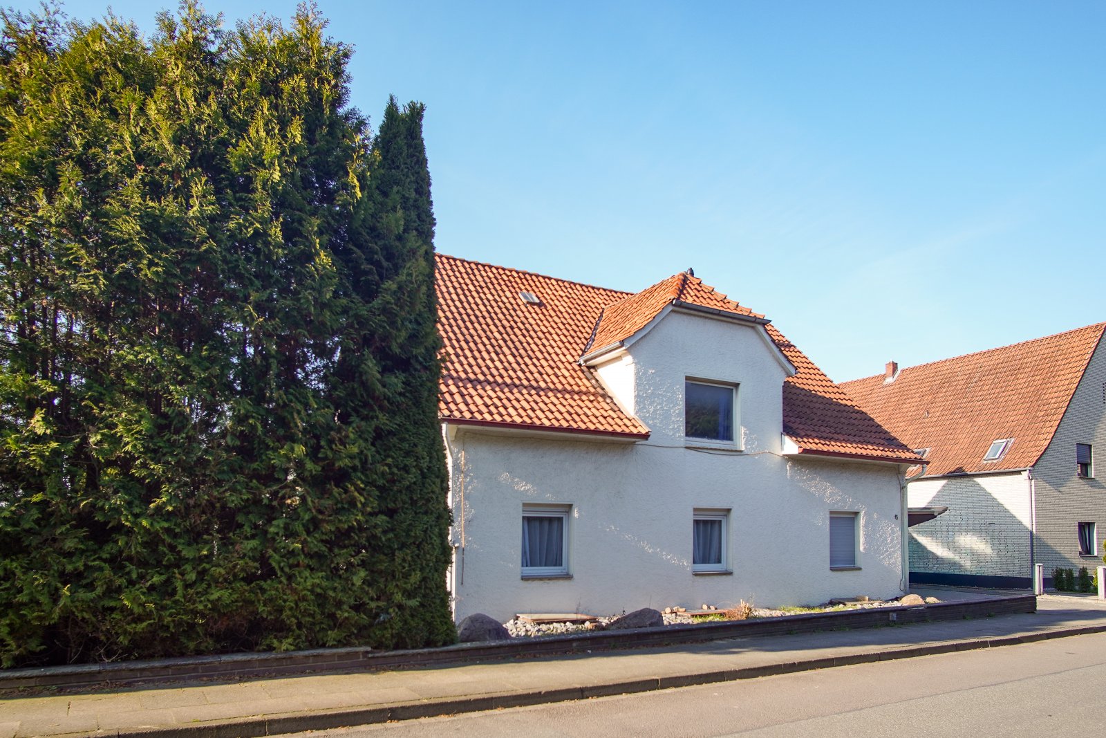 Ein- bis Zweifamilienhaus mit Wintergarten, großem Grundstück und vielseitigen Nutzungsmöglichkeiten