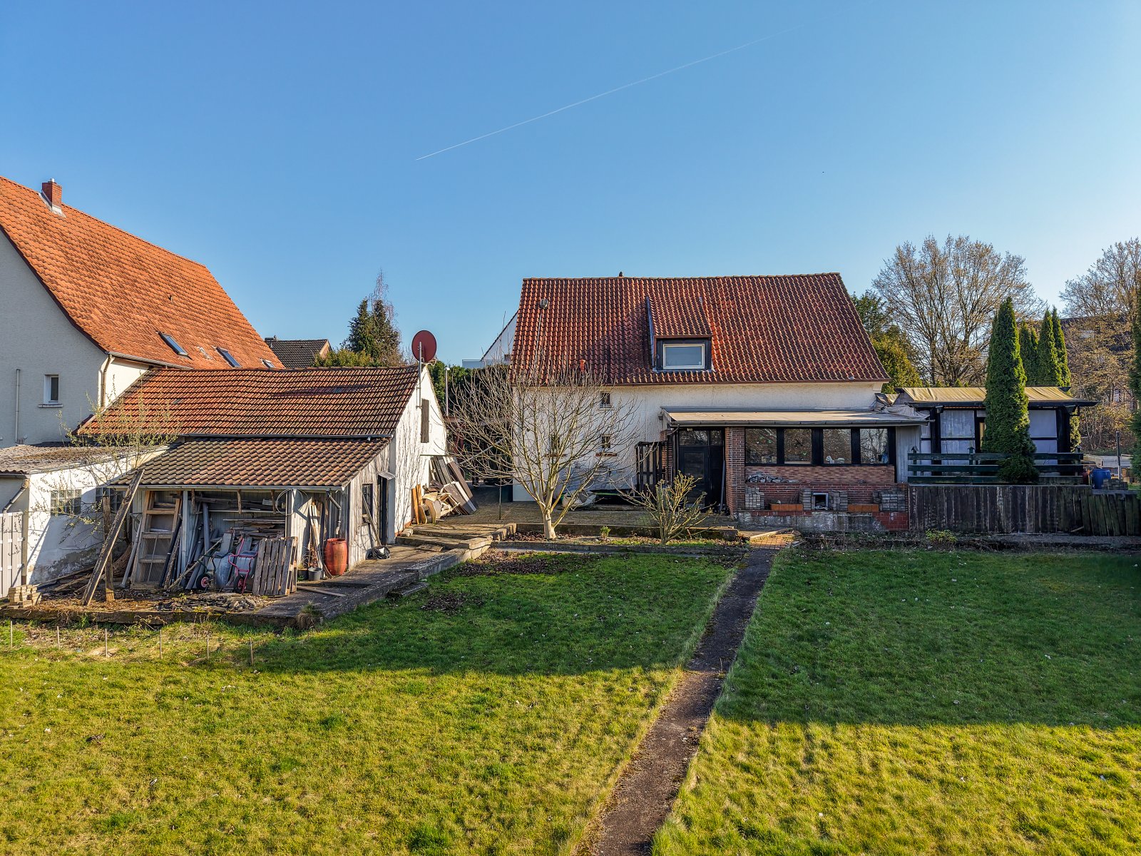 Ein- bis Zweifamilienhaus mit Wintergarten, großem Grundstück und vielseitigen Nutzungsmöglichkeiten