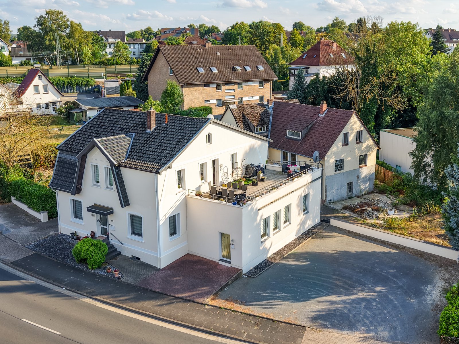 Wohnen, Vermieten & Entwickeln – Zweifamilienhaus mit Apartment und zusätzlichem Bestandsgebäude