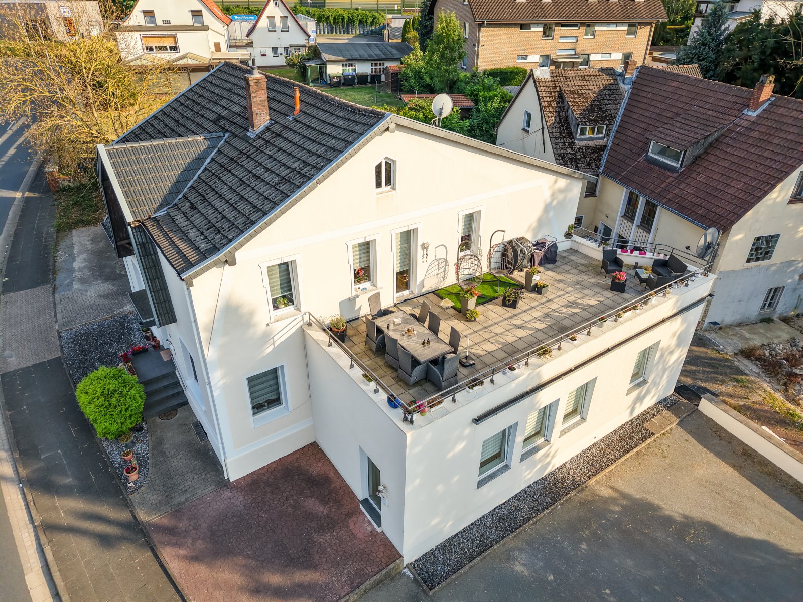Wohnen, Vermieten & Entwickeln – Zweifamilienhaus mit Apartment und zusätzlichem Bestandsgebäude
