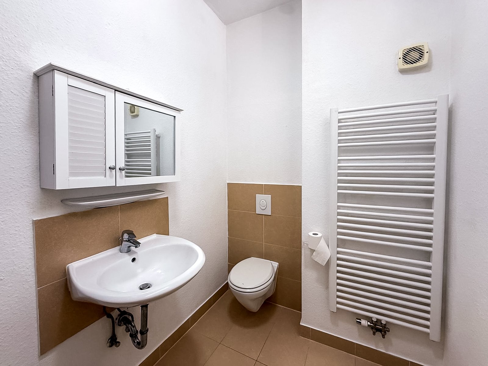 Wohnen, Vermieten & Entwickeln – Zweifamilienhaus mit Apartment und zusätzlichem Bestandsgebäude