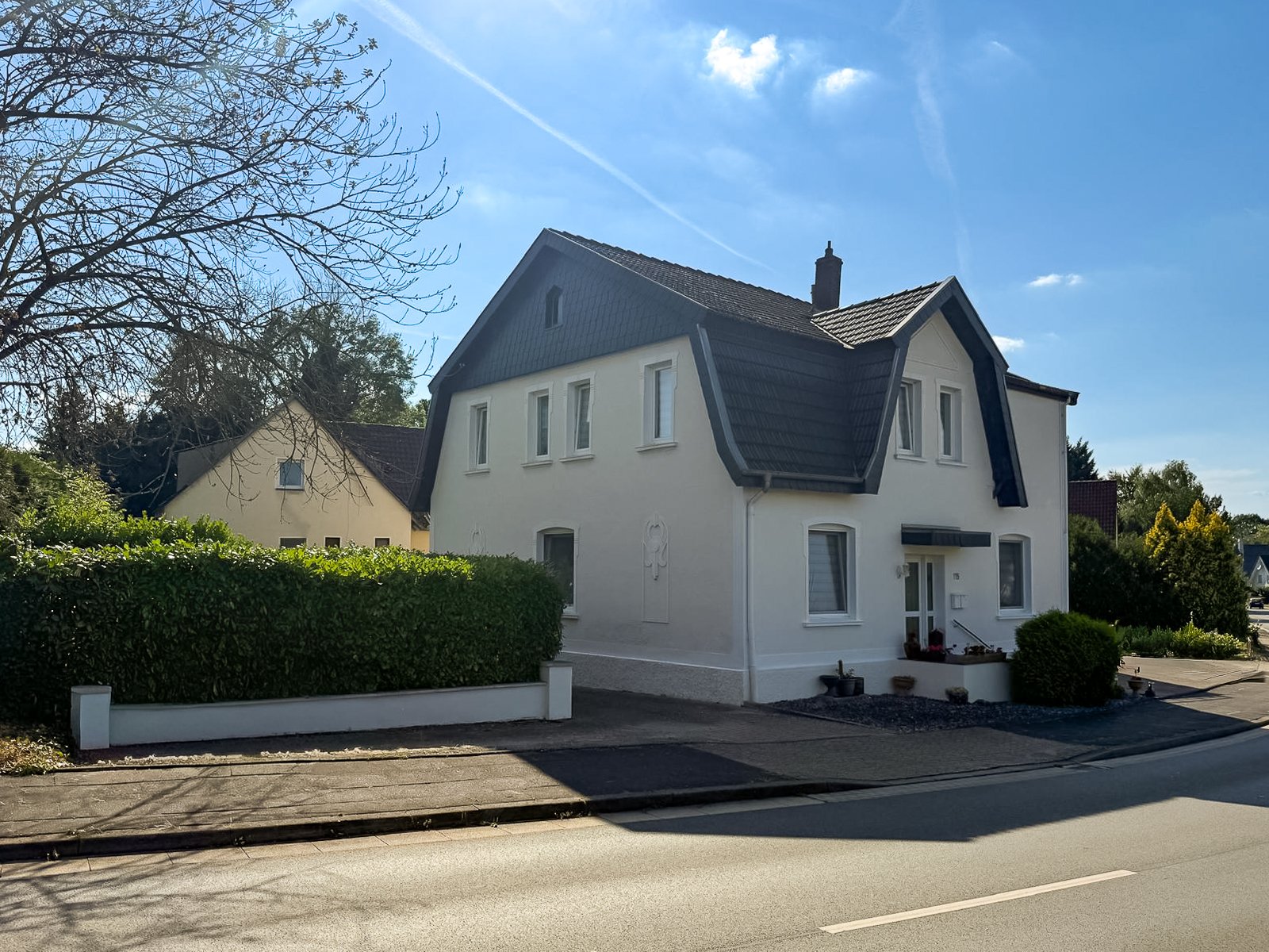 Wohnen, Vermieten & Entwickeln – Zweifamilienhaus mit Apartment und zusätzlichem Bestandsgebäude