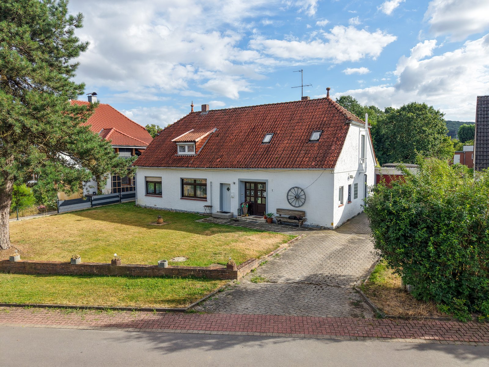 Familienfreundliches Zweifamilienhaus in ruhiger Lage mit weitläufigem Garten