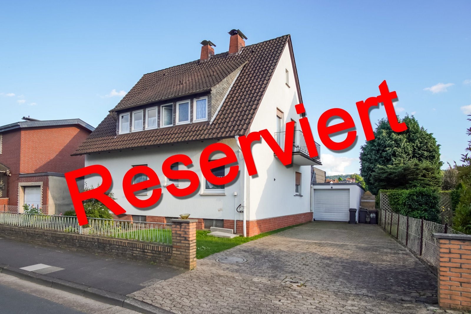 Freistehendes Zweifamilienhaus mit großem Grundstück und Garage
