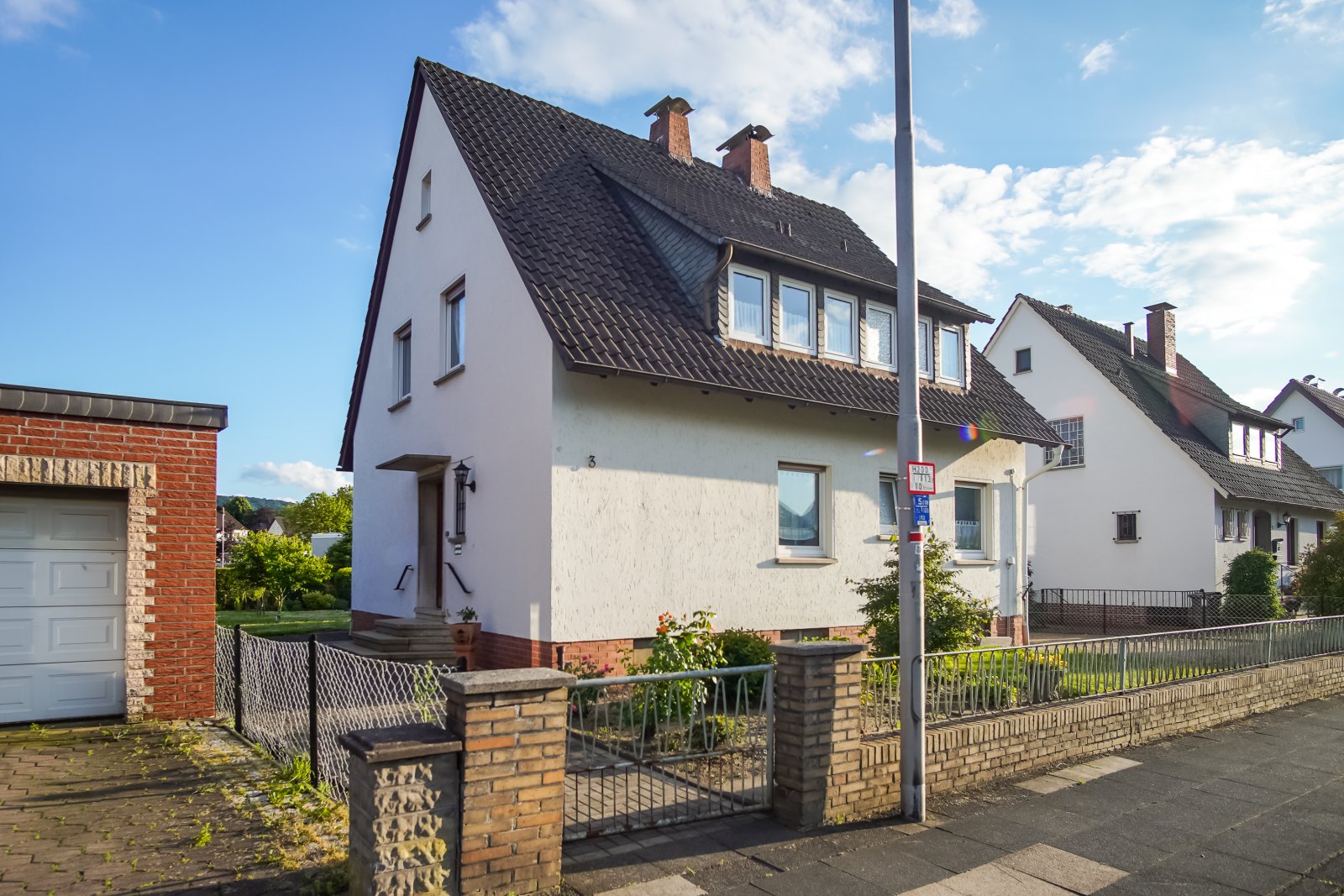 Freistehendes Zweifamilienhaus mit großem Grundstück und Garage