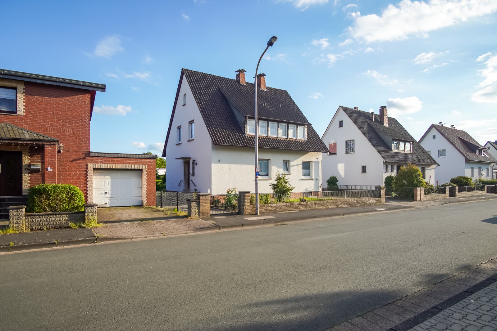 Freistehendes Zweifamilienhaus mit großem Grundstück und Garage