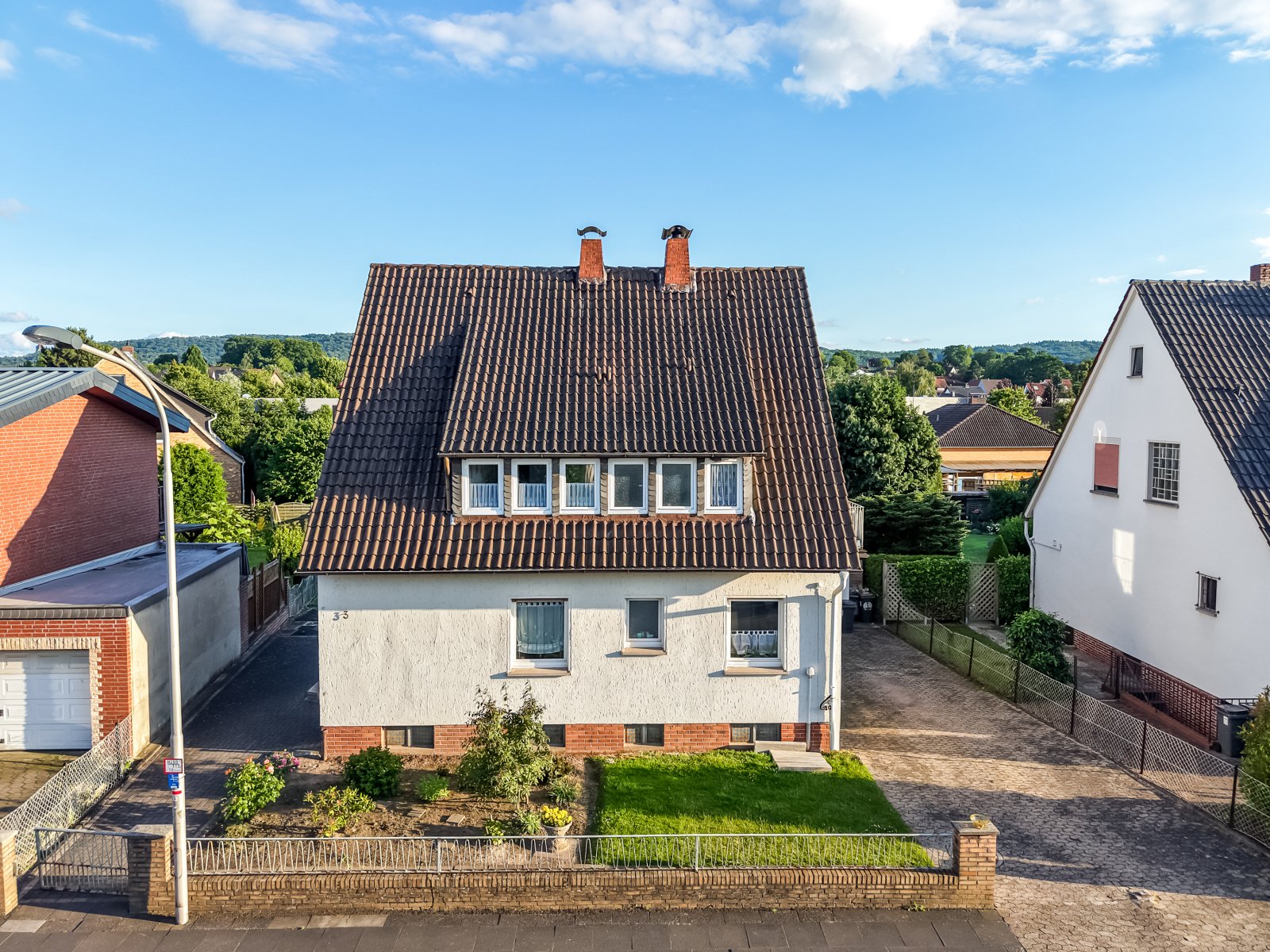 Freistehendes Zweifamilienhaus mit großem Grundstück und Garage