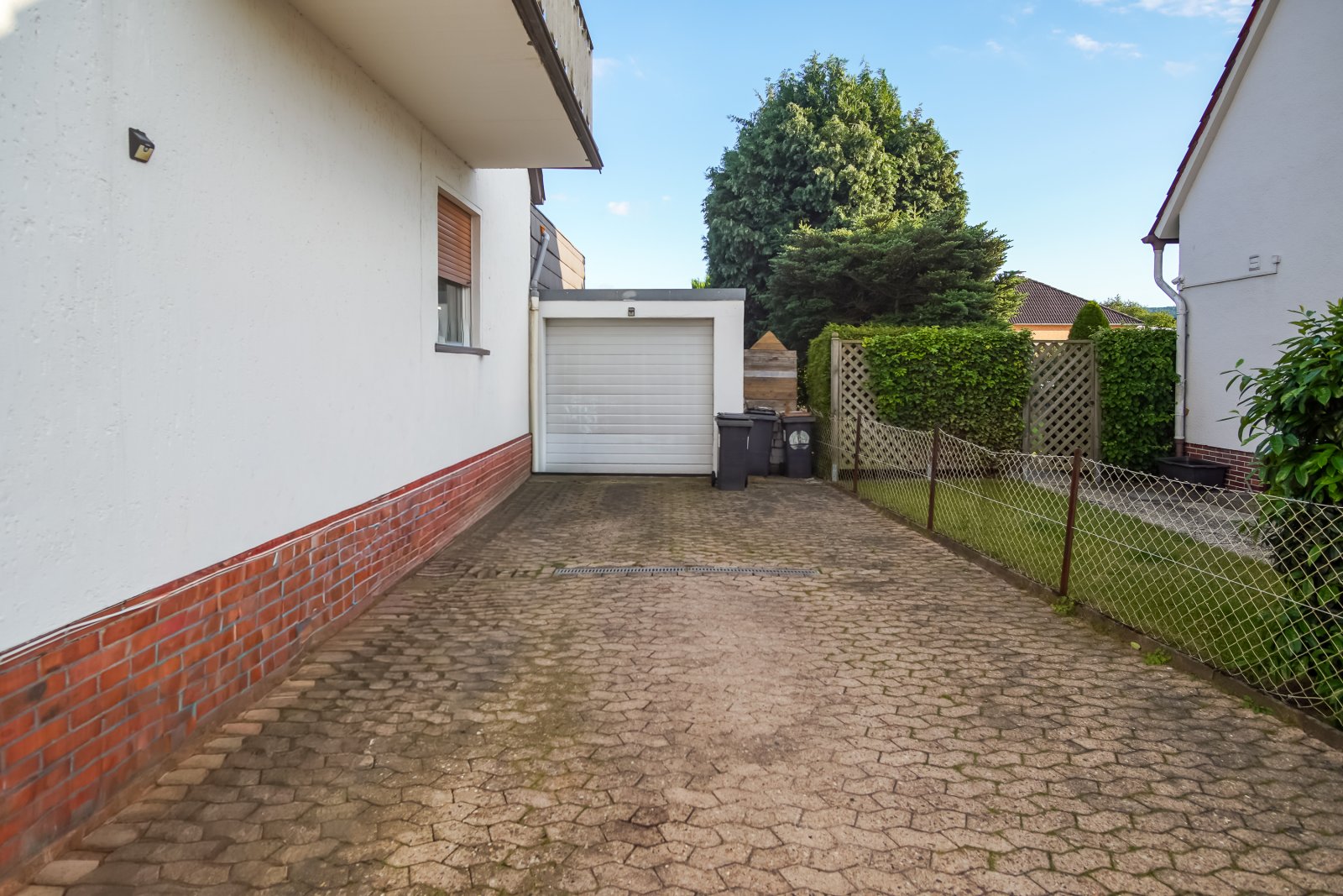 Freistehendes Zweifamilienhaus mit großem Grundstück und Garage