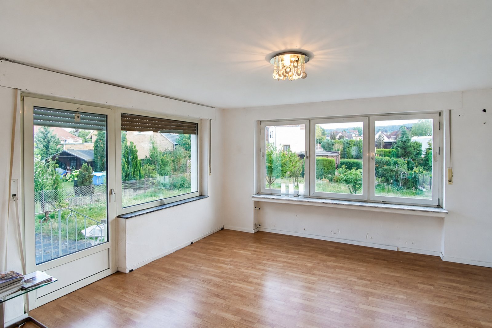 Freistehendes Zweifamilienhaus mit großem Grundstück und Garage