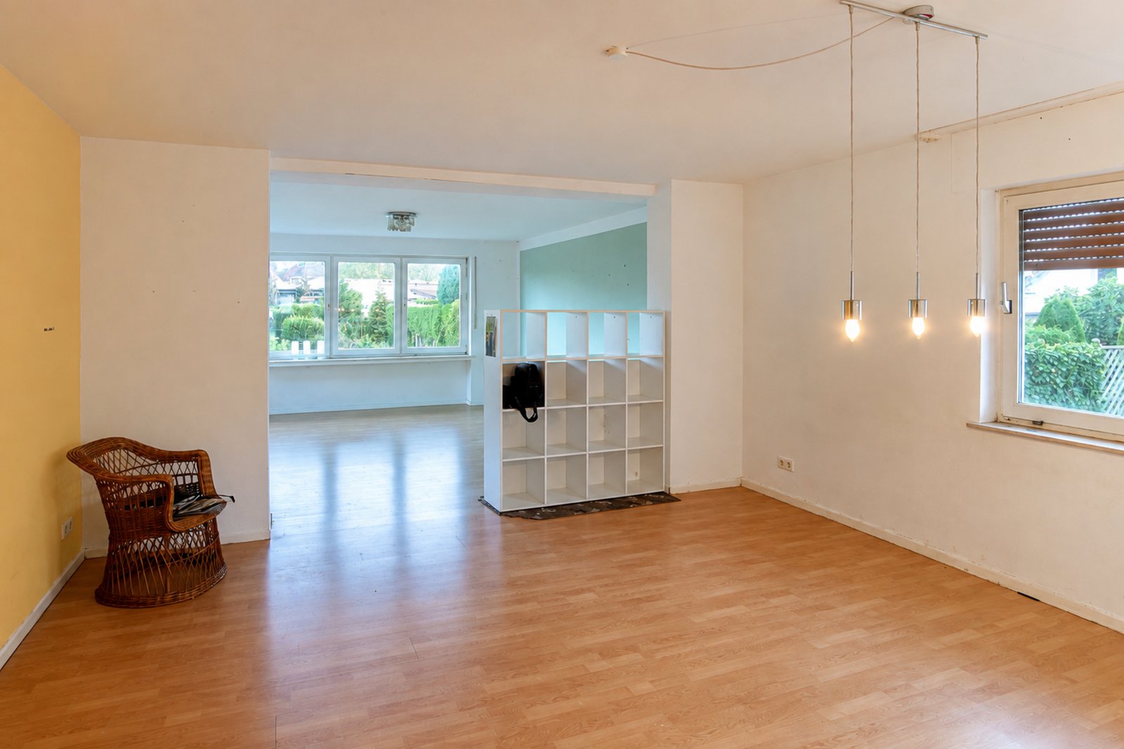 Freistehendes Zweifamilienhaus mit großem Grundstück und Garage