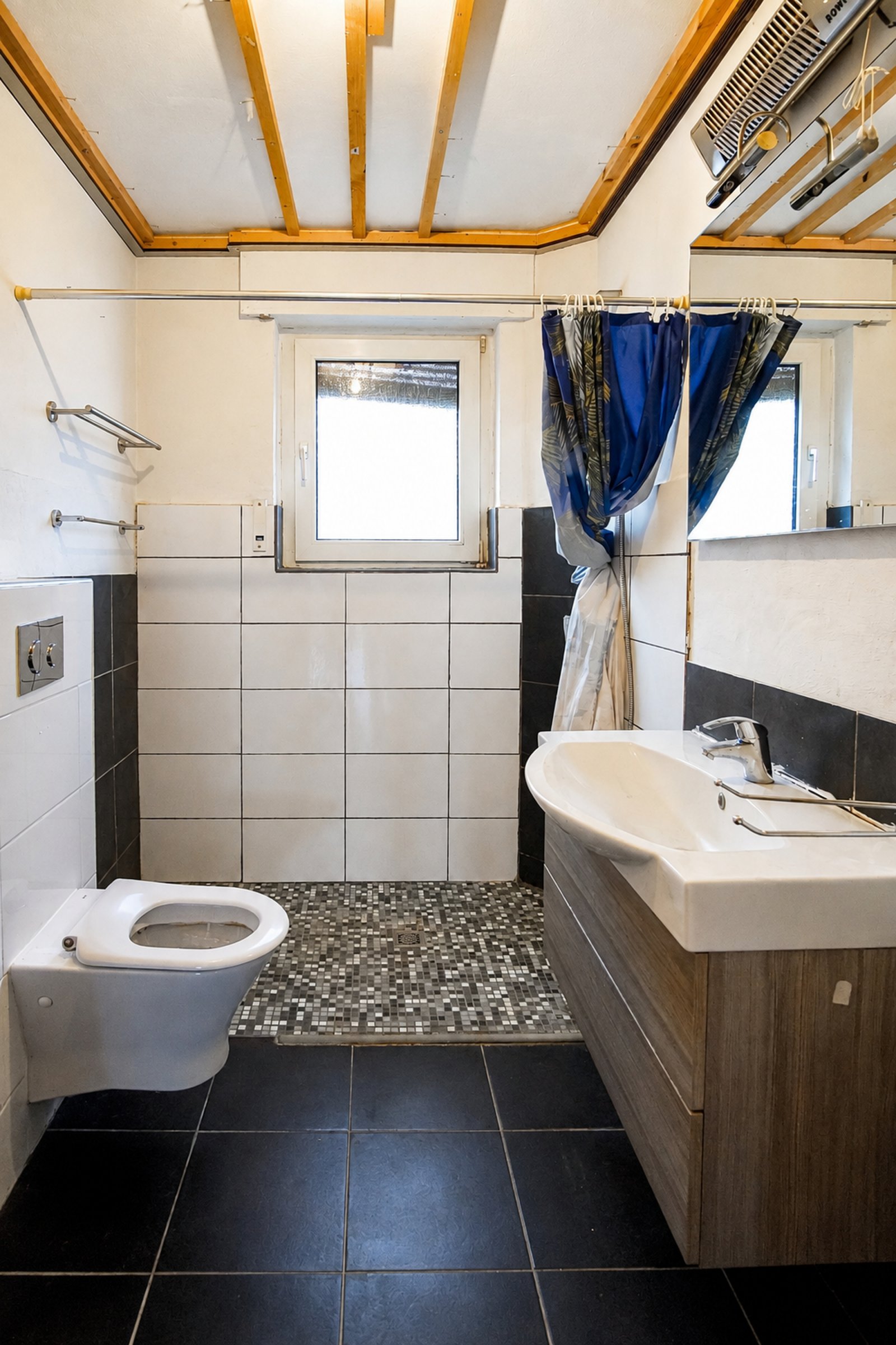 Freistehendes Zweifamilienhaus mit großem Grundstück und Garage