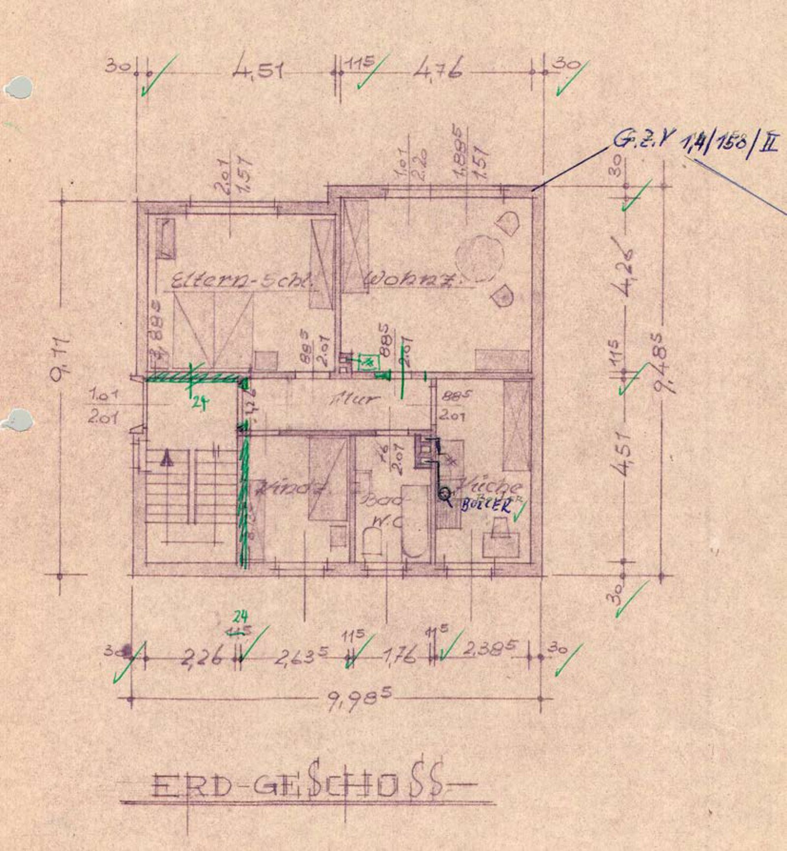 Freistehendes Zweifamilienhaus mit großem Grundstück und Garage