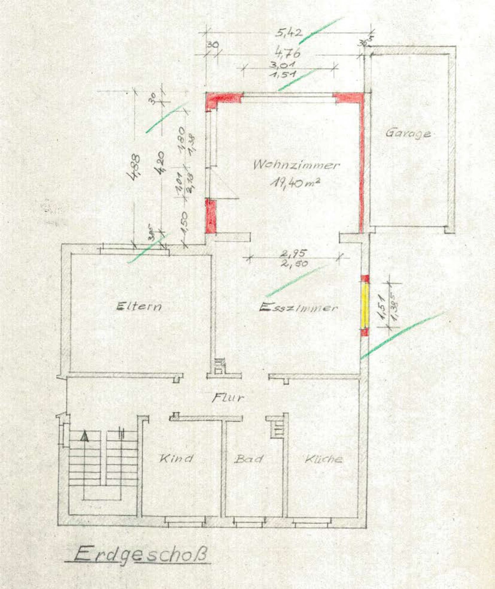 Freistehendes Zweifamilienhaus mit großem Grundstück und Garage