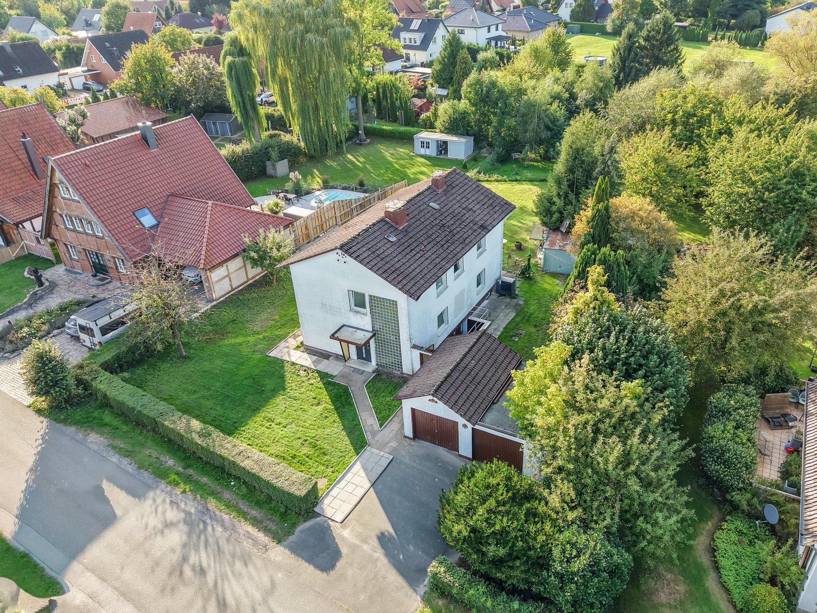 Ruhig wohnen im Grünen – Modernisiertes Zweifamilienhaus mit großem Grundstück