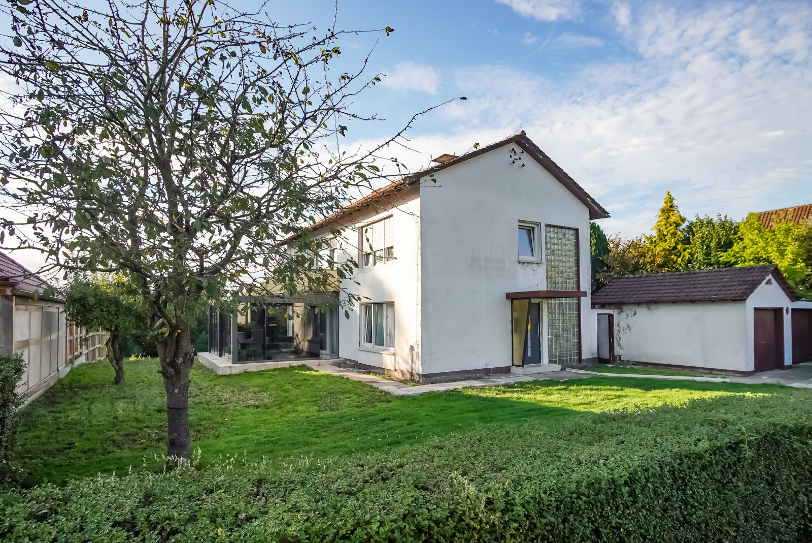 Ruhig wohnen im Grünen – Modernisiertes Zweifamilienhaus mit großem Grundstück